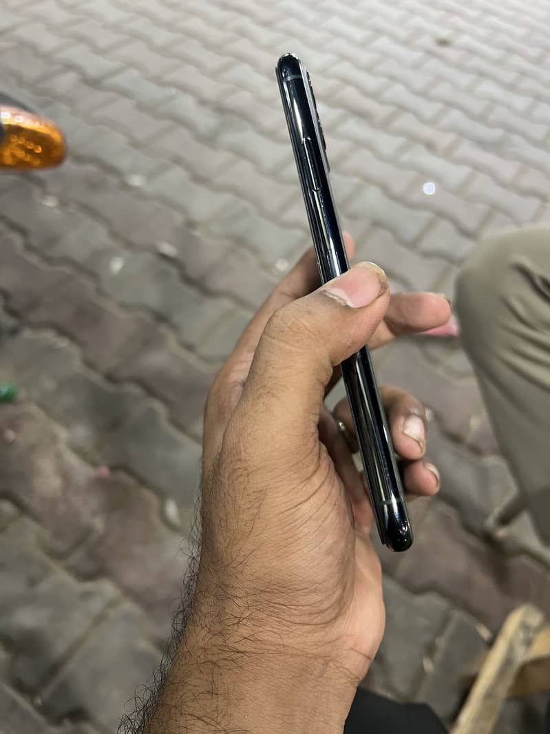 Apple iPhone 11 Pro Max 1