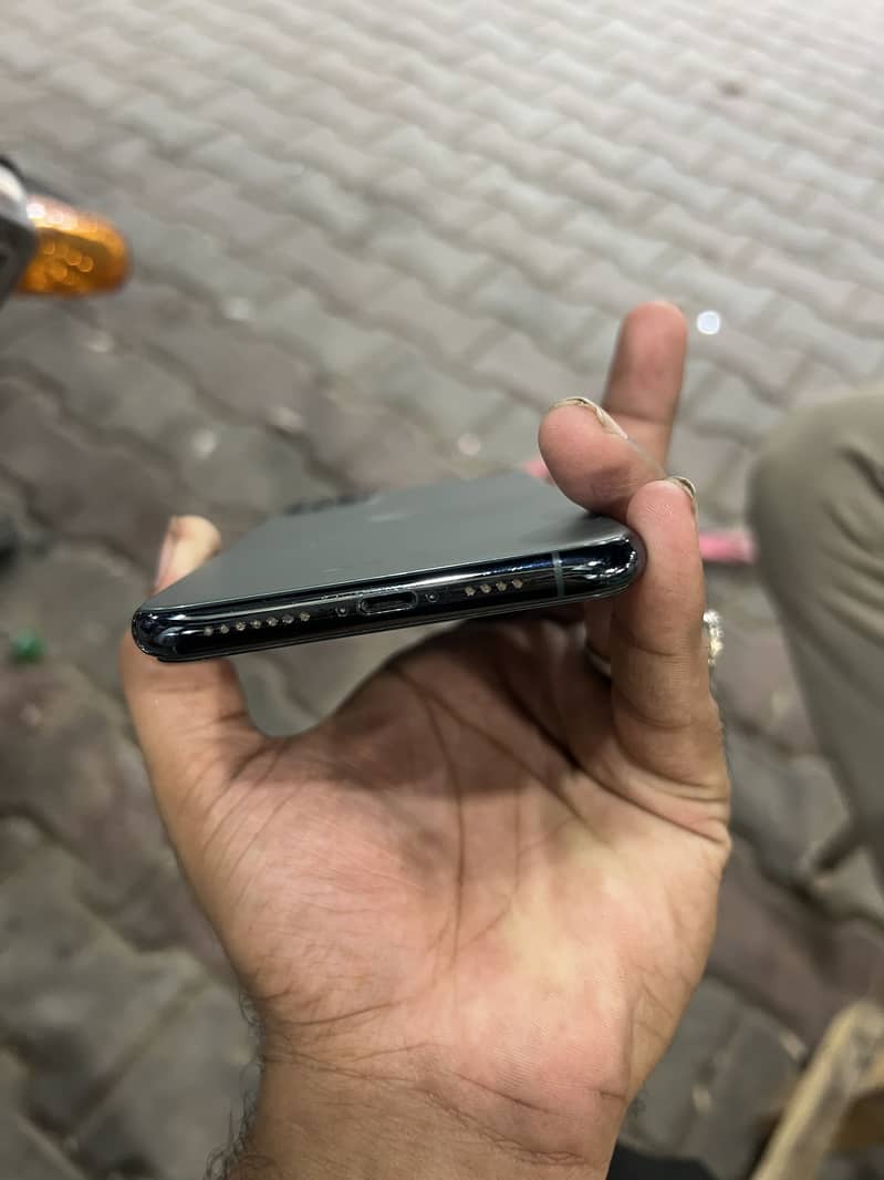 Apple iPhone 11 Pro Max 2