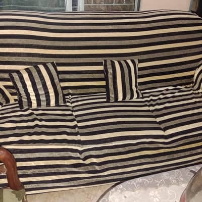 good condition sofa 3 seater with cover and pelo