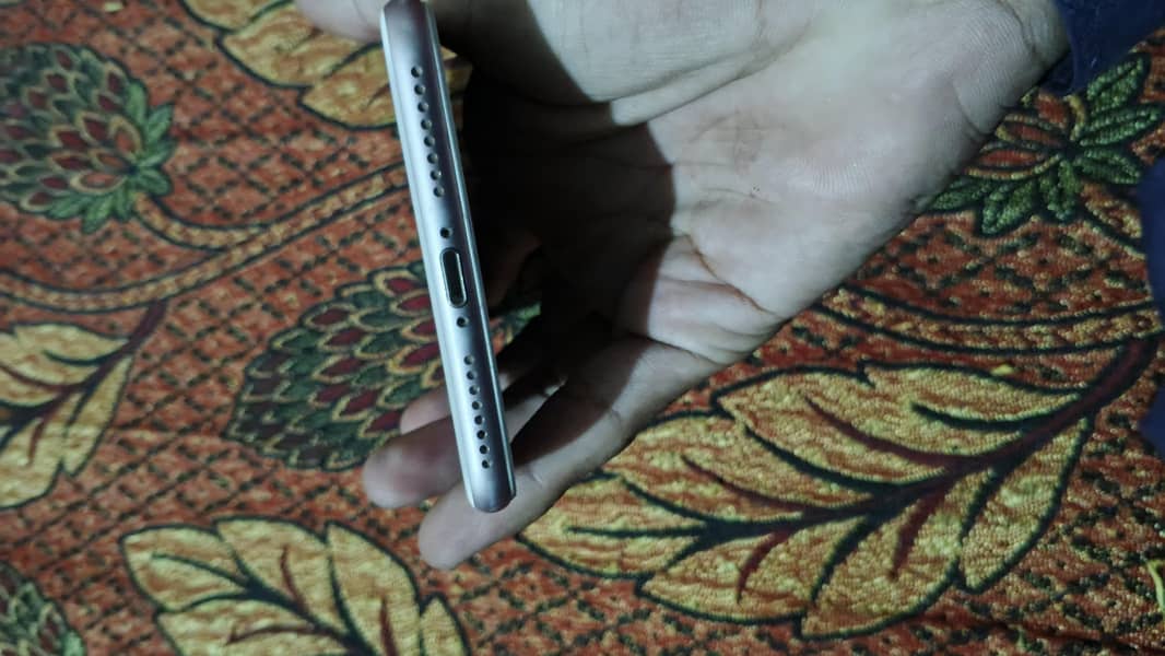 Apple iPhone 7 Plus 6