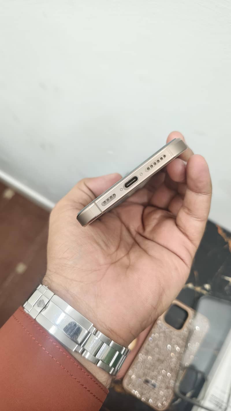 Apple iPhone 16 Pro Max JV 7