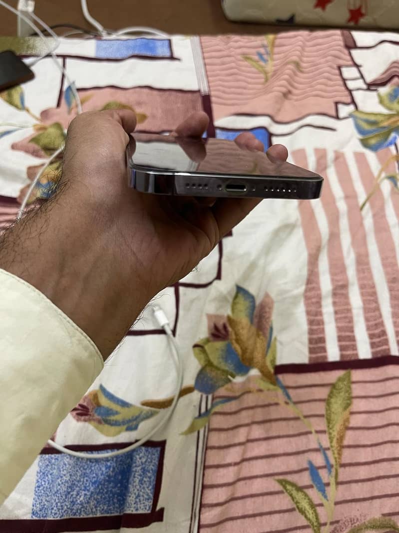 Apple iPhone 14 Pro Max 9