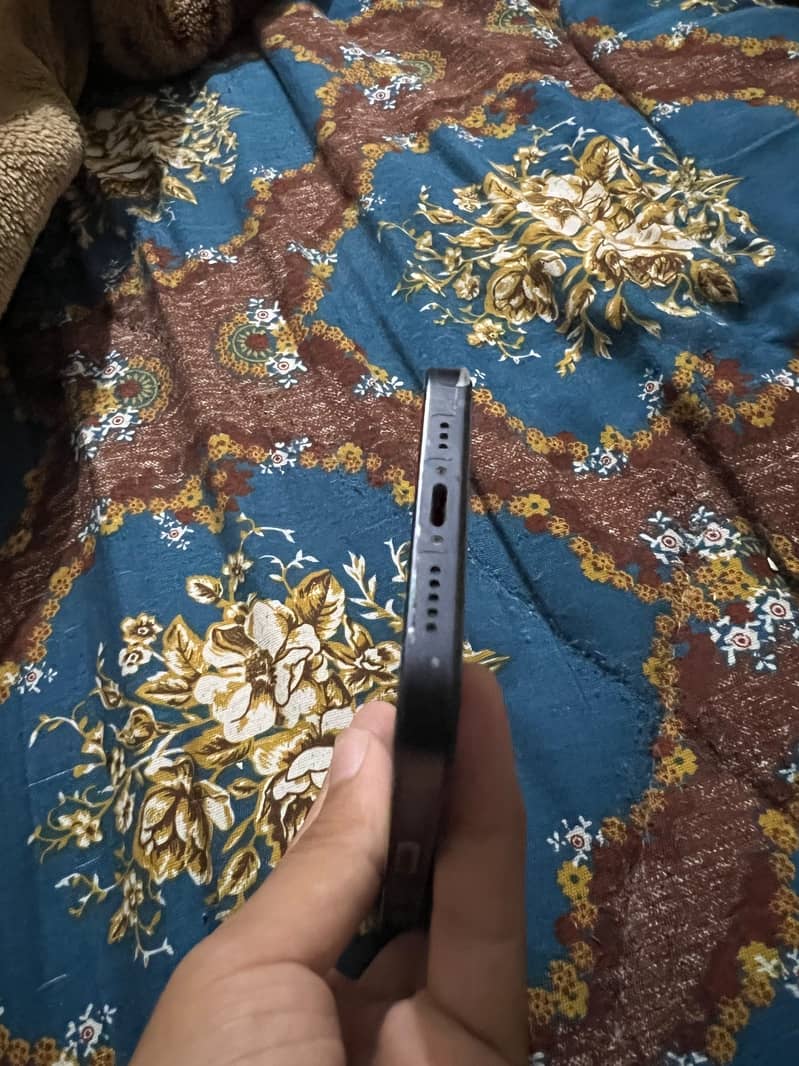 Apple iPhone 12 4