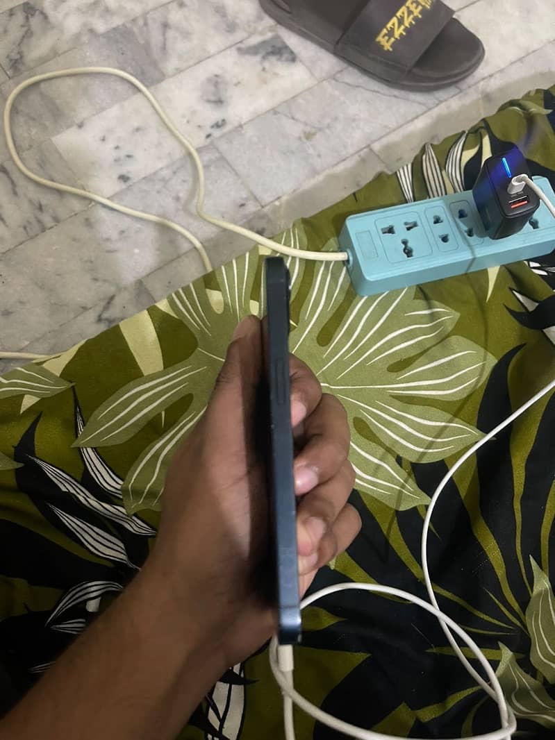 Apple iPhone 13 1
