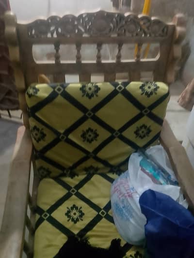 bht mazbot lakri ka bna hoa  ak 3 seater aur do 1 seater hain.