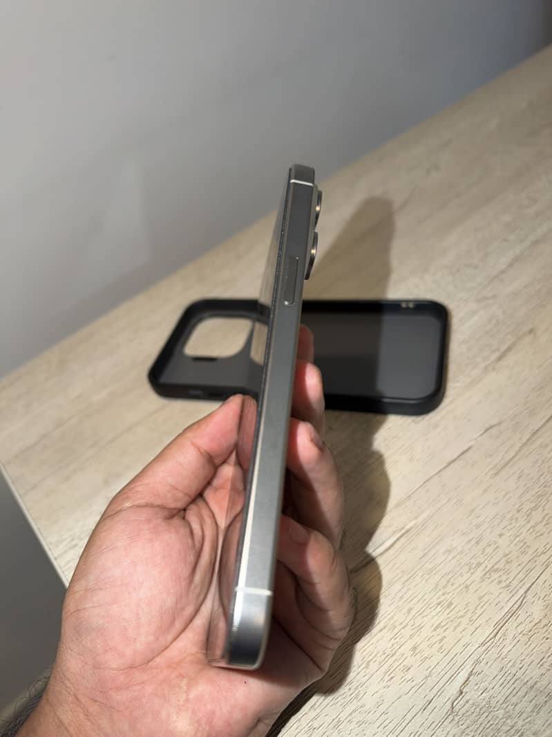 Apple iPhone 15 Pro Max 4