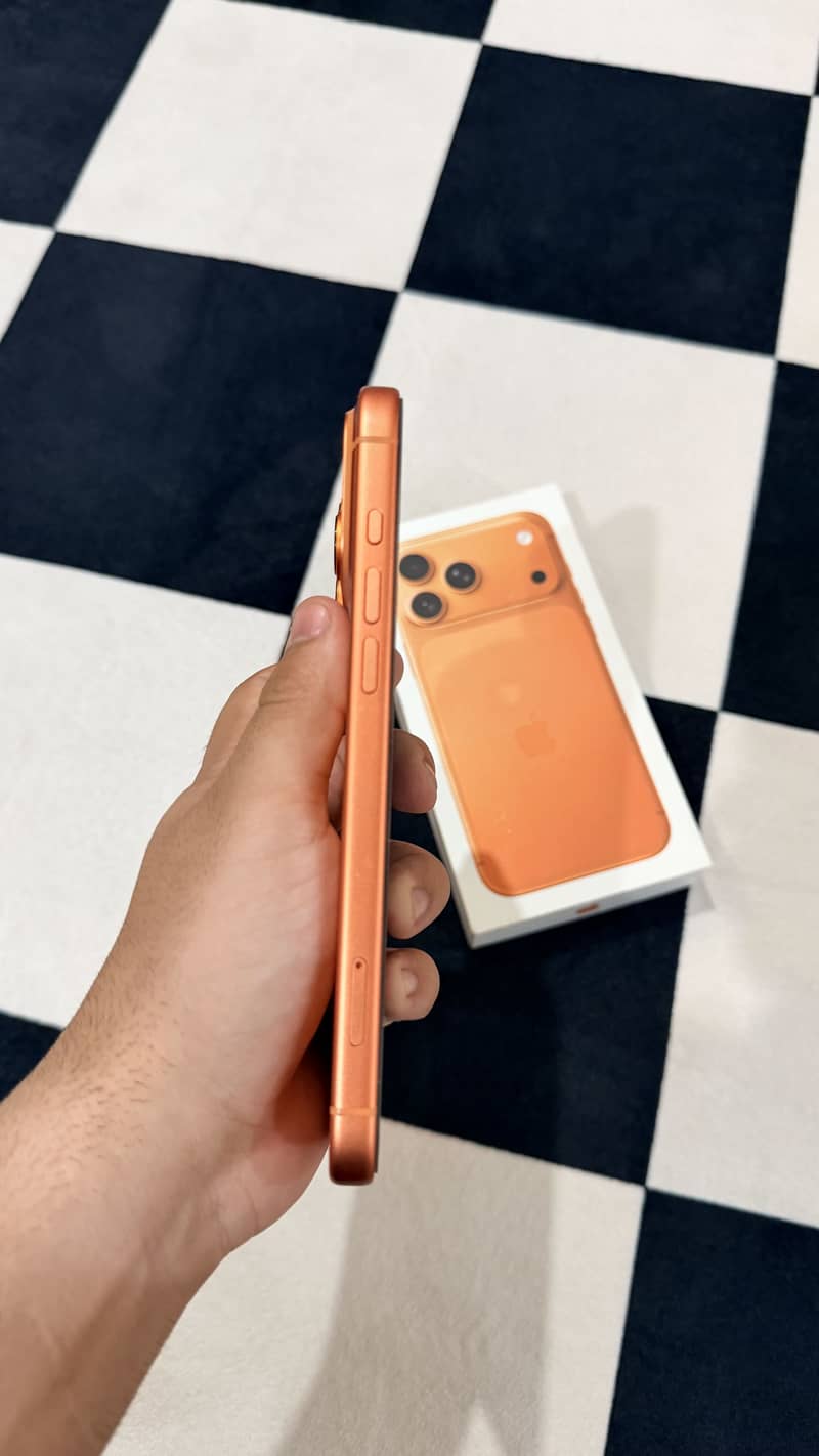 Apple iPhone 17 Pro Max 4