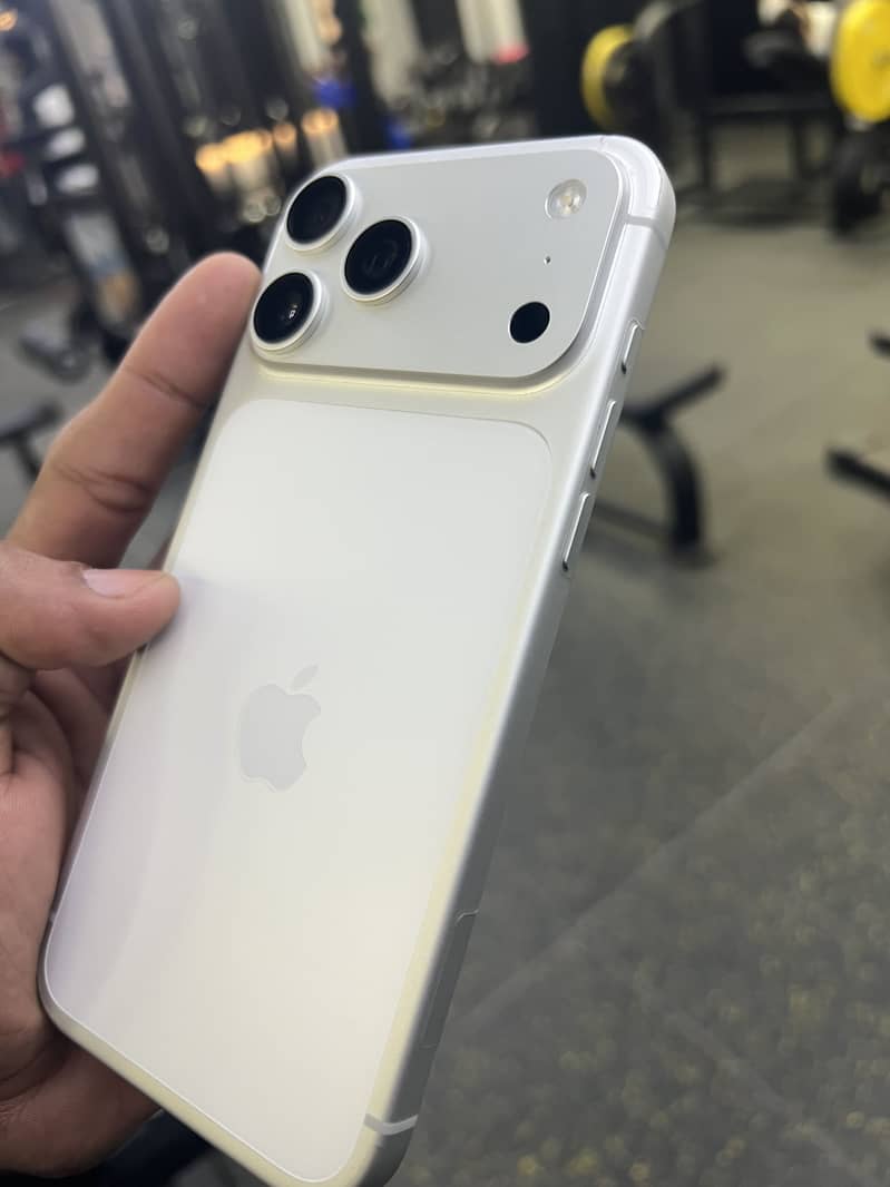Apple iPhone 17 Pro Max 4