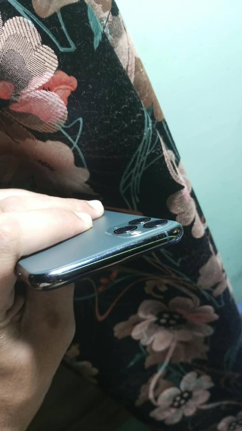 Apple iPhone 11 Pro Max 4