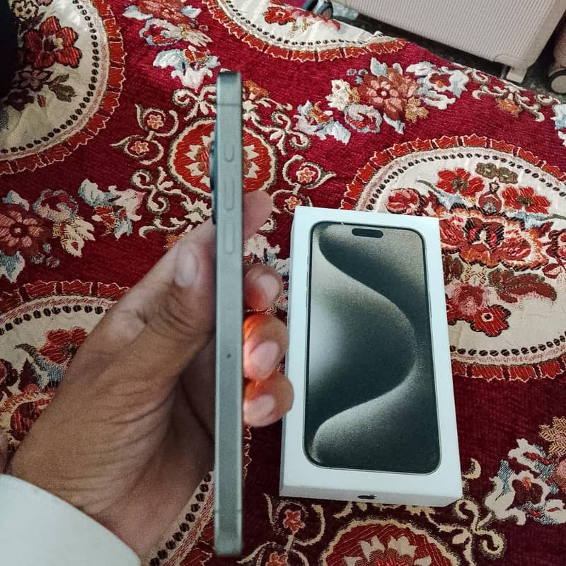 Apple iPhone 15 Pro Max 4