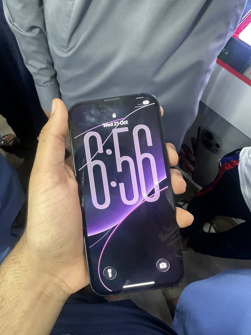Apple iPhone 13 4