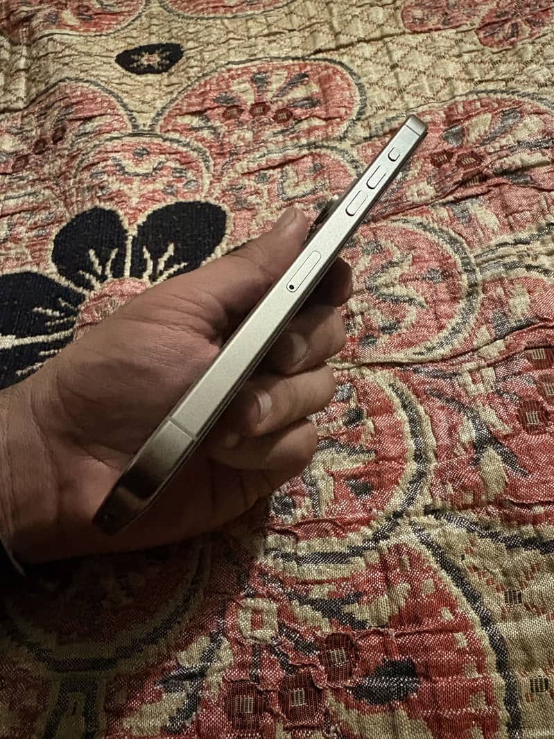 Apple iPhone 15 Pro Max 2