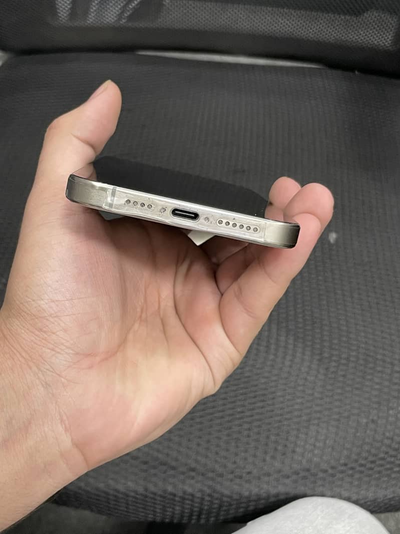 Apple iPhone 15 Pro Max 2