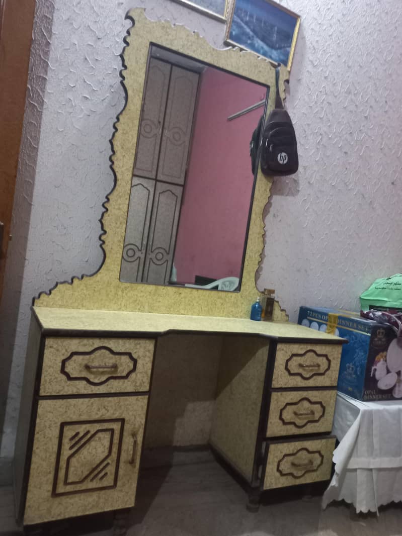 2 dreasing table / 1 TV trolley 0