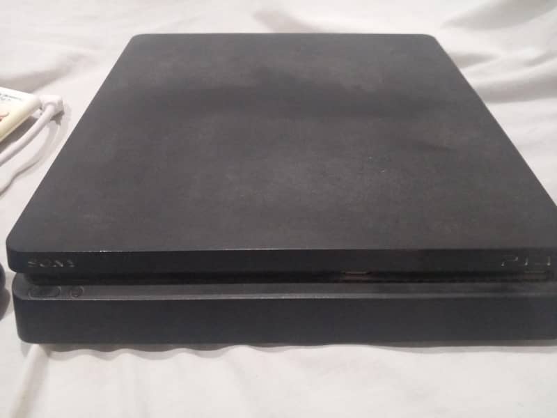 PS4 slim with 2 controllers 0