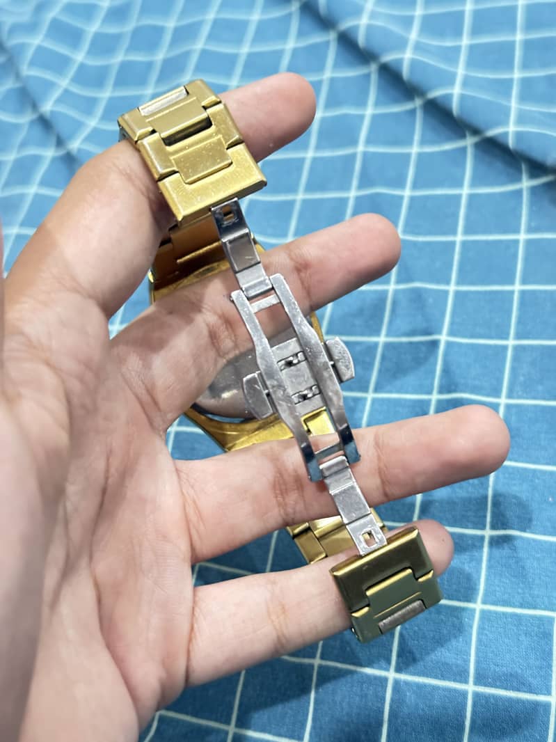 Men watch 1