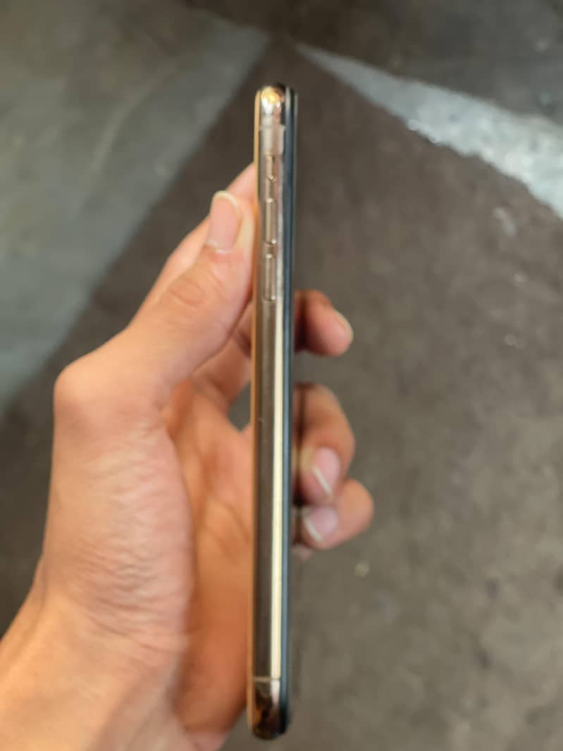 Apple iPhone 11 Pro Max 2