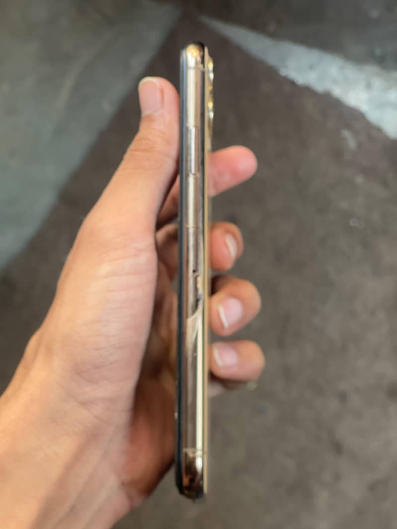 Apple iPhone 11 Pro Max 4