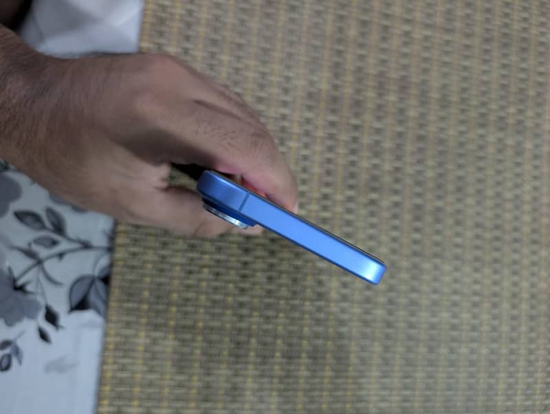 Apple iPhone 16 4