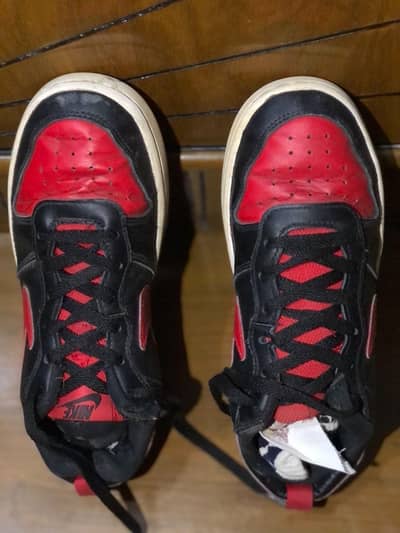 Nike Shoes / (Original Quality) Price : 1500