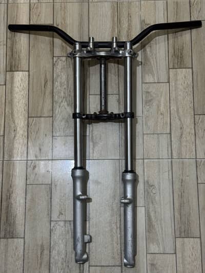 Wide front fork with shokes