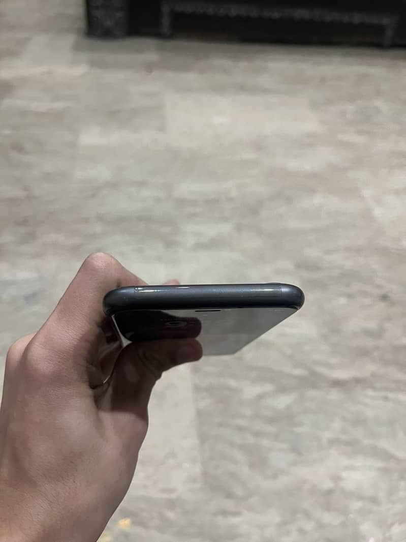 Apple iPhone 11 4