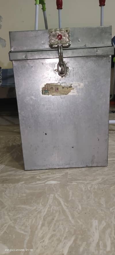 Atay ki pattie /Flour storage box/9/10 condition