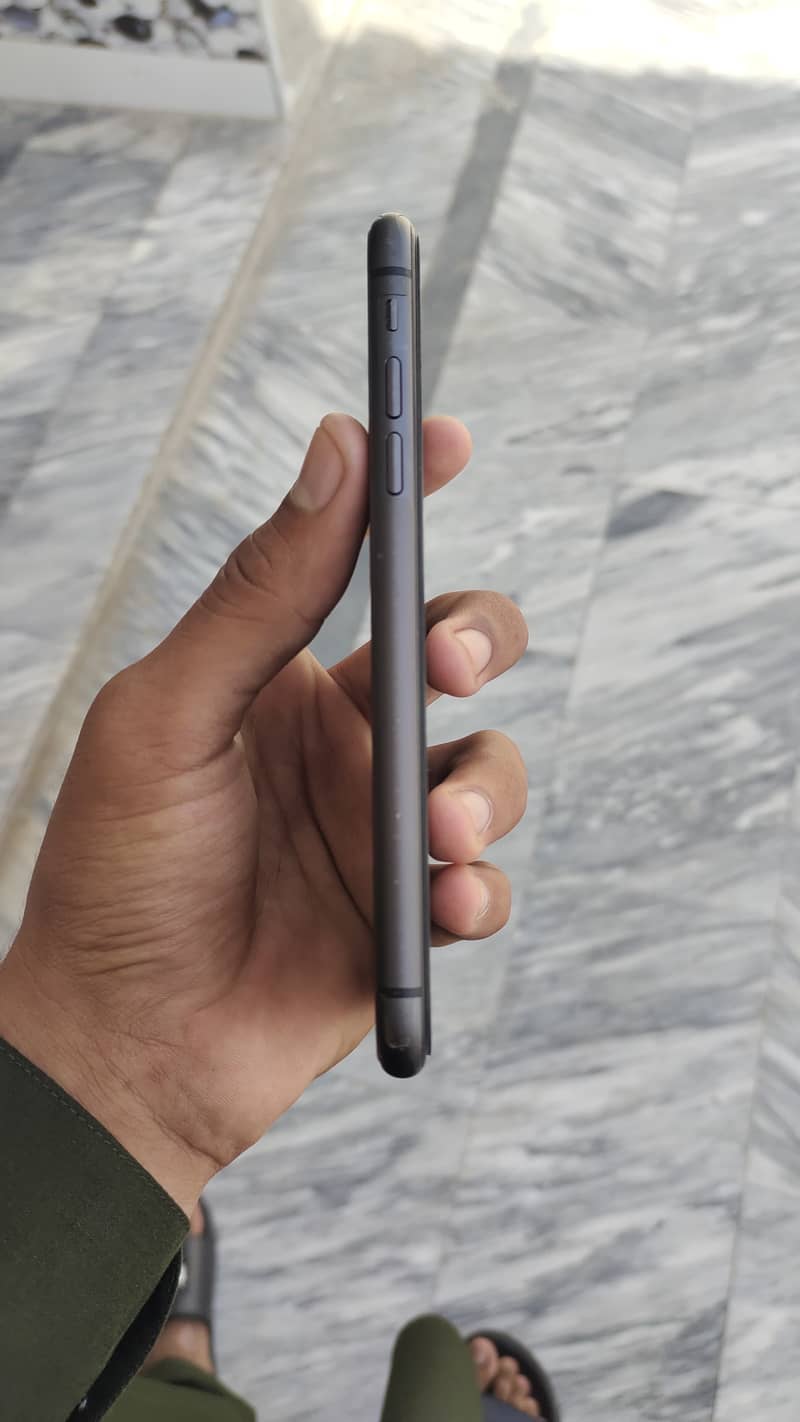 Apple iPhone 11 4