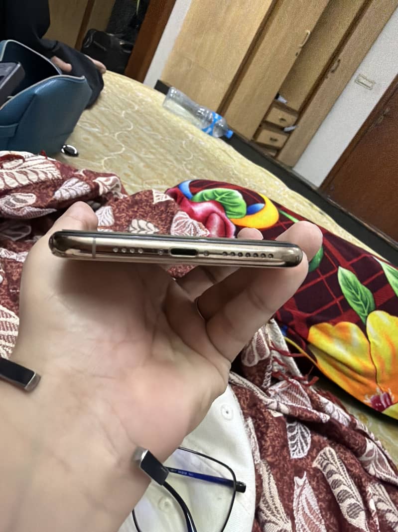 Apple iPhone XS Max 4