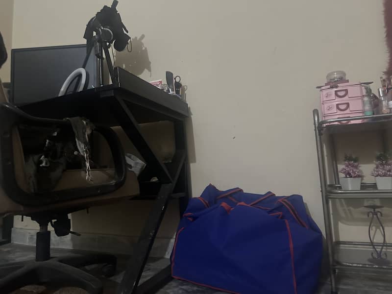 Table & chair 1