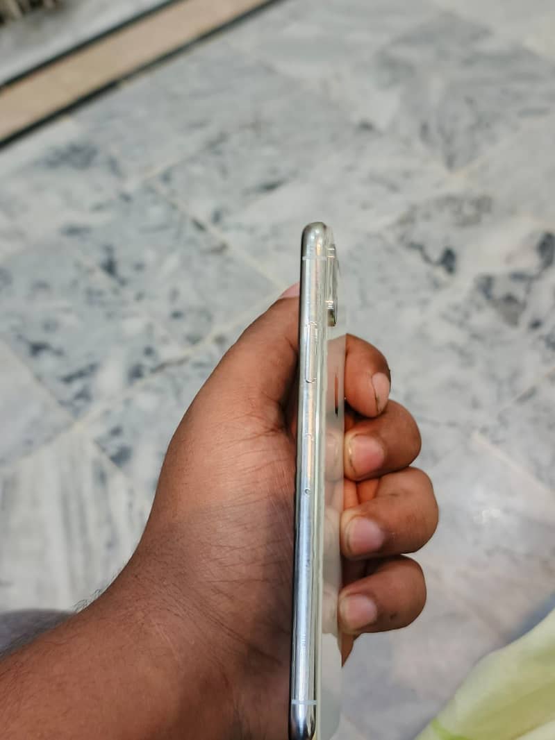 Apple iPhone X 4