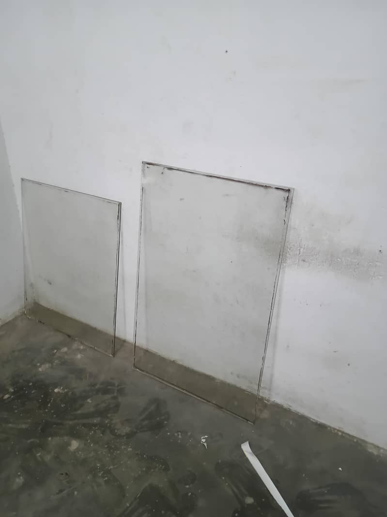 شیشے اور لکڑی کا خوبصورت دروازہ 0