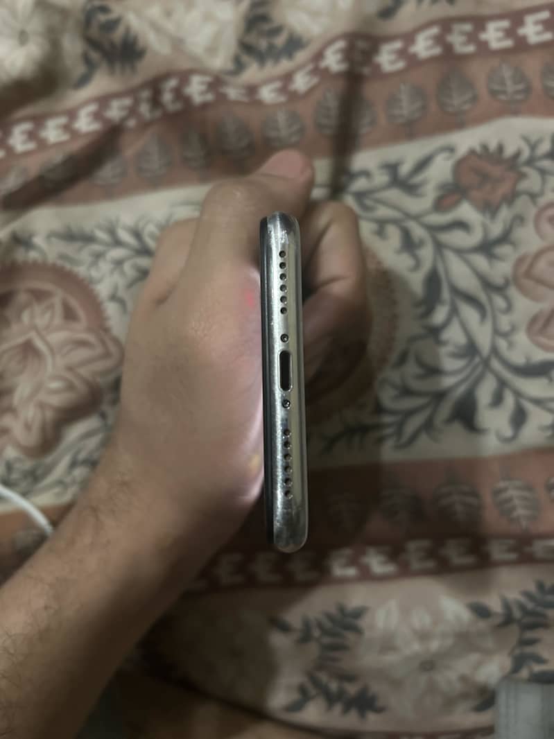 Apple iPhone X 4
