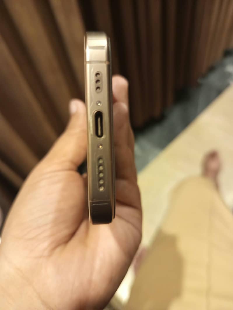 Apple iPhone 16 Pro 2