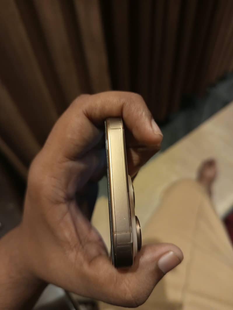 Apple iPhone 16 Pro 3