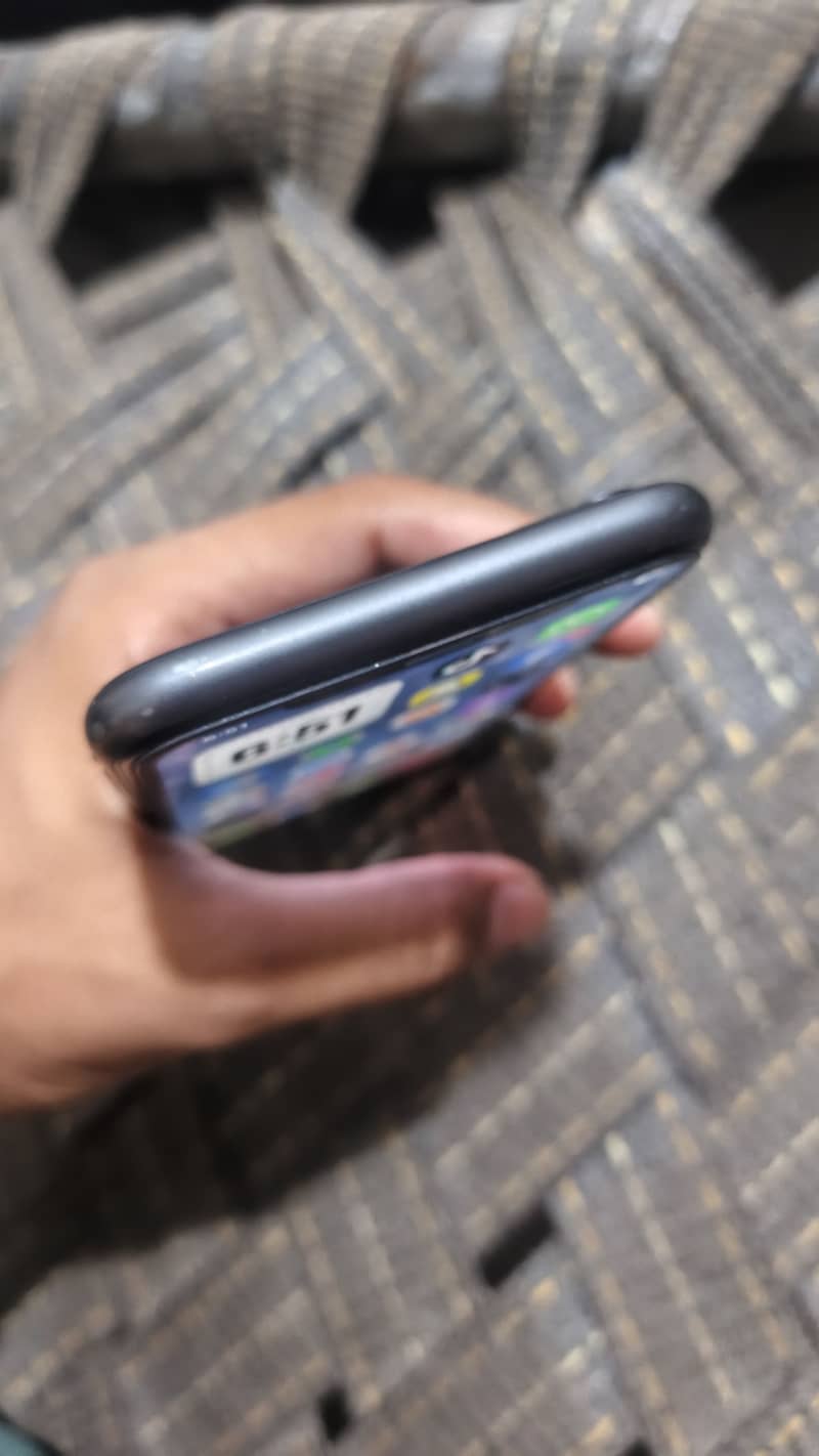 Apple iPhone 11 4