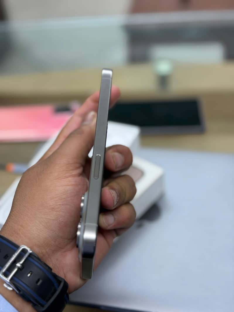 Iphone 15 Pro HK model 3
