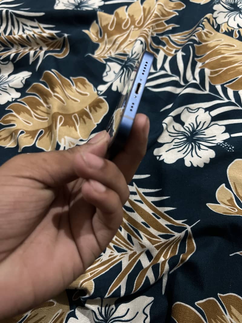 Apple iPhone 12 3
