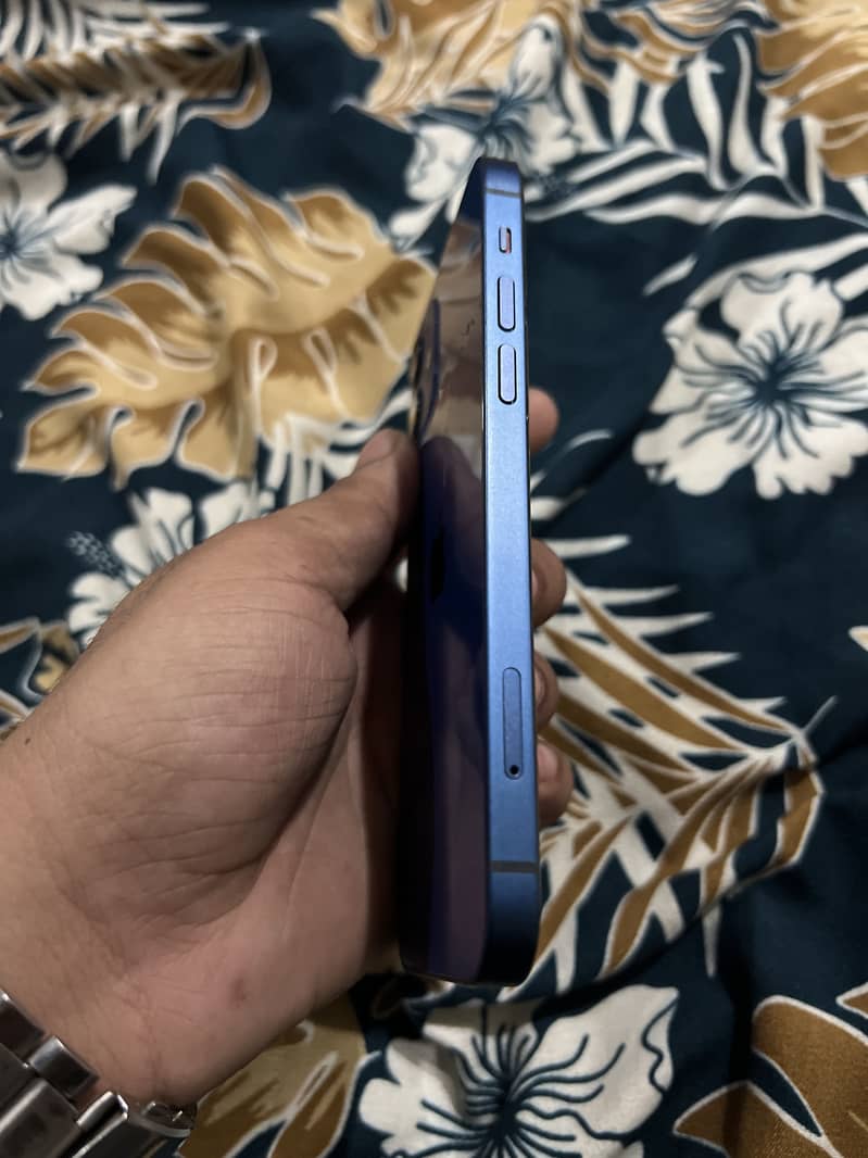 Apple iPhone 12 4