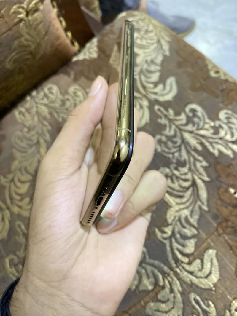 Apple iPhone XS 3