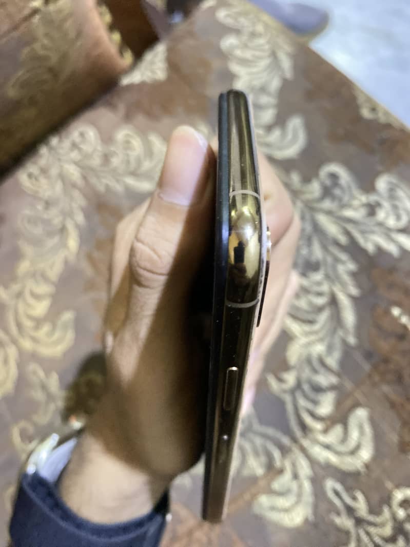Apple iPhone XS 4