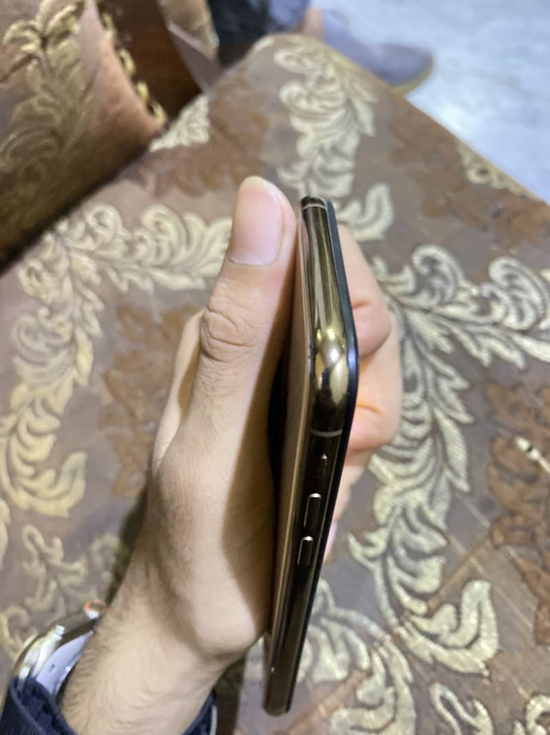 Apple iPhone XS 5