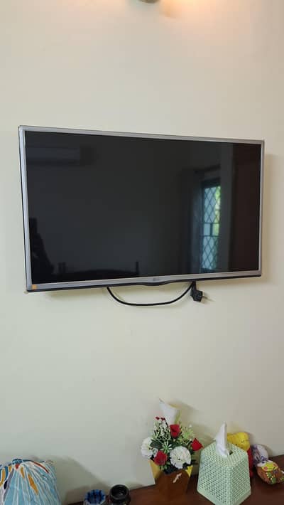 LG 32" Led with Builtin Dish Receiver