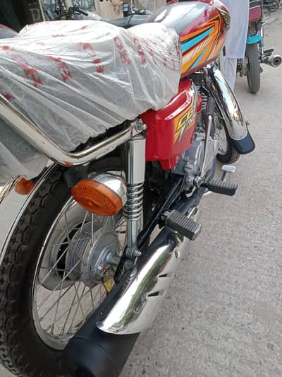Honda 125 available 3300 driven 10/10 condition