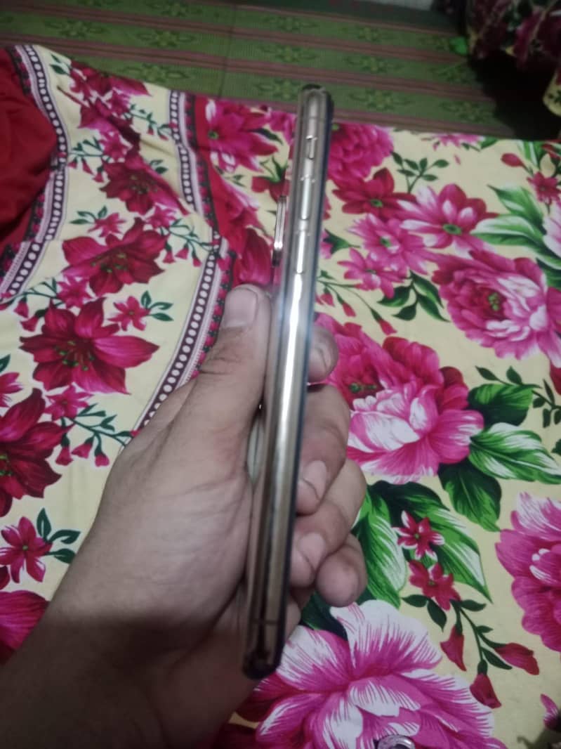 Apple iPhone XS 3
