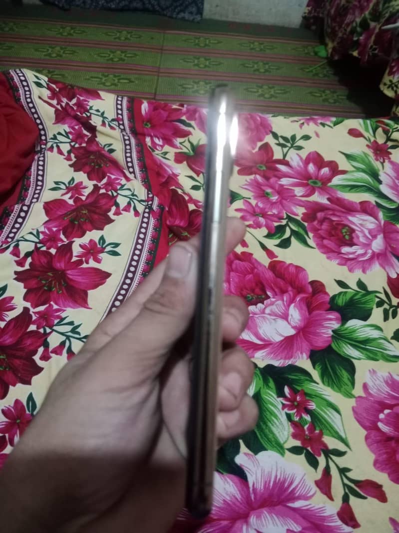 Apple iPhone XS 4