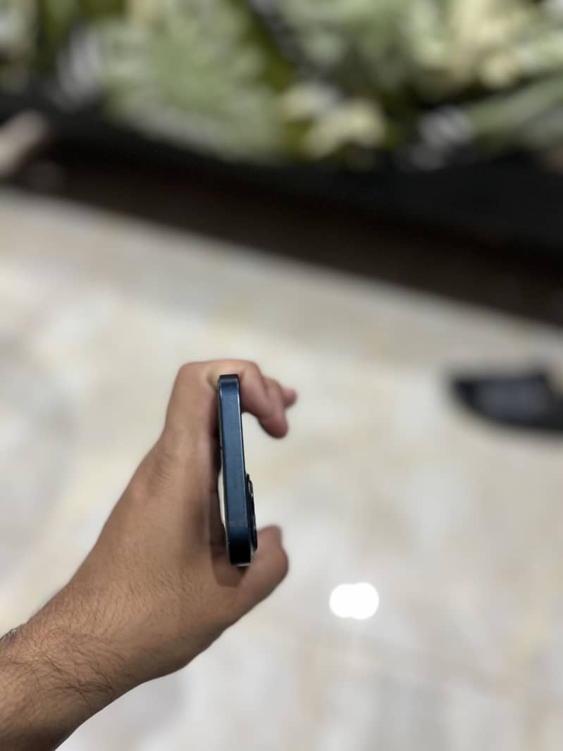 Apple iPhone 13 8