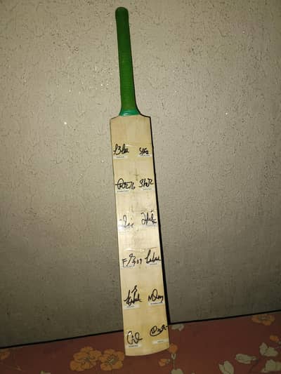 Cricket Bat for Sale. signed from all cricket team. specially babar