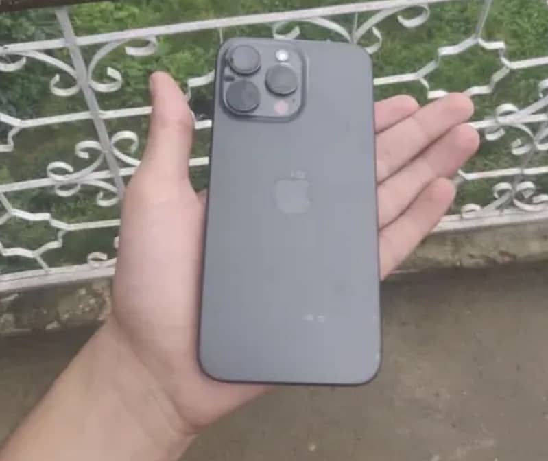 Apple iPhone 15 Pro Max 1