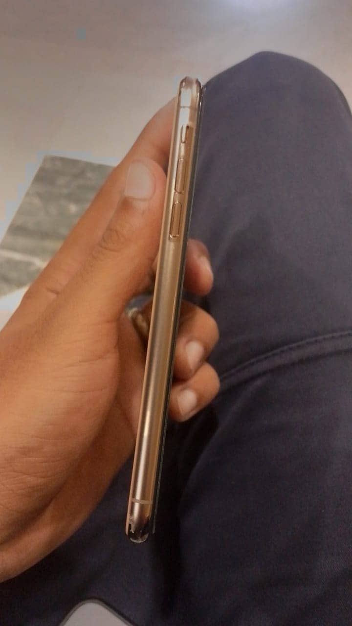 Apple iPhone XS 4